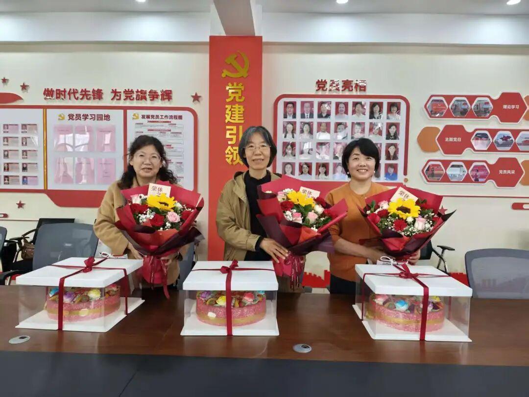 寒亭区河西学校，4月28日，举行侯红伟、孙丽华、陈玉霞老师荣休仪式，张小滨校长致