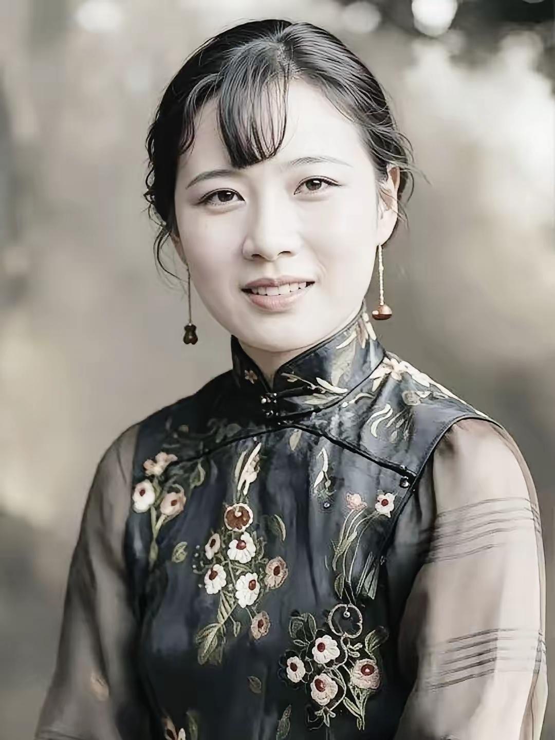 真实的宋美玲有这么美吗！这是我见过的她最美的一张了像片了。只能说有几分像罢了。
