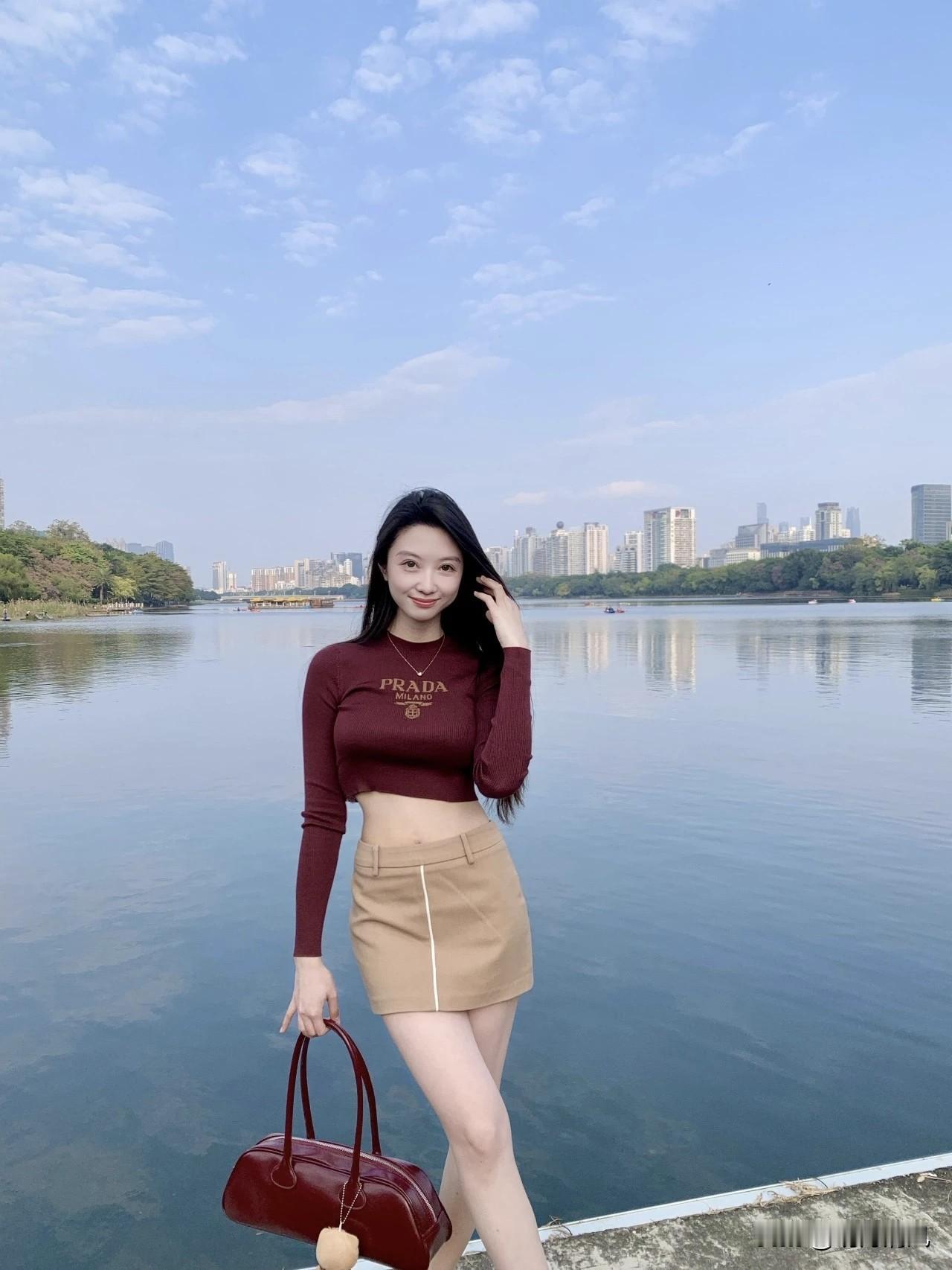 穿小裙子拍照可太容易出片了！尤其是春夏季节，随便一套都自带轻盈感。其实拍照不用太