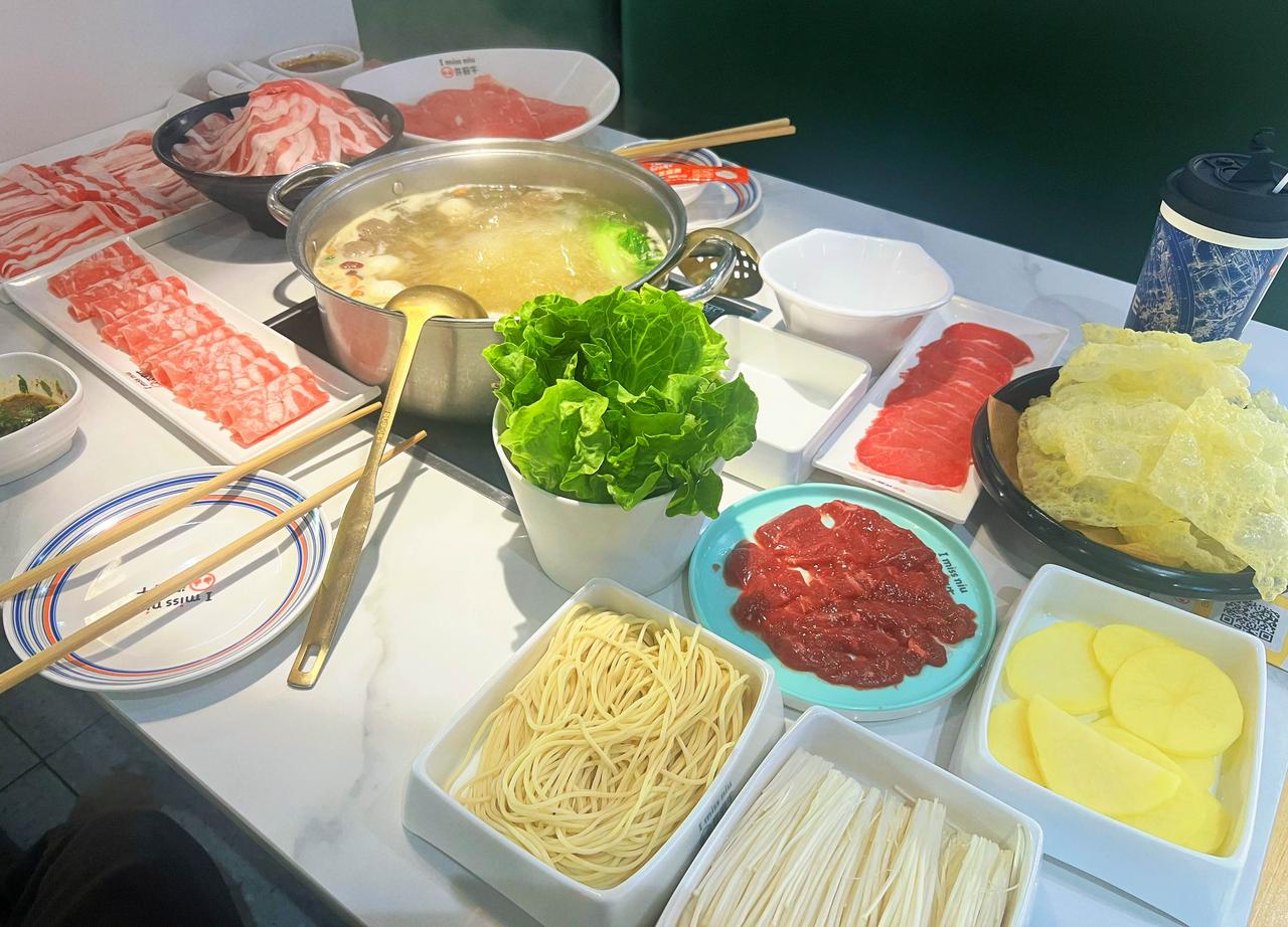 冬日生活打卡季冬天的仪式感，从一顿热气腾腾的火锅开始。鲜蔬叠成小山，肉卷红白相间