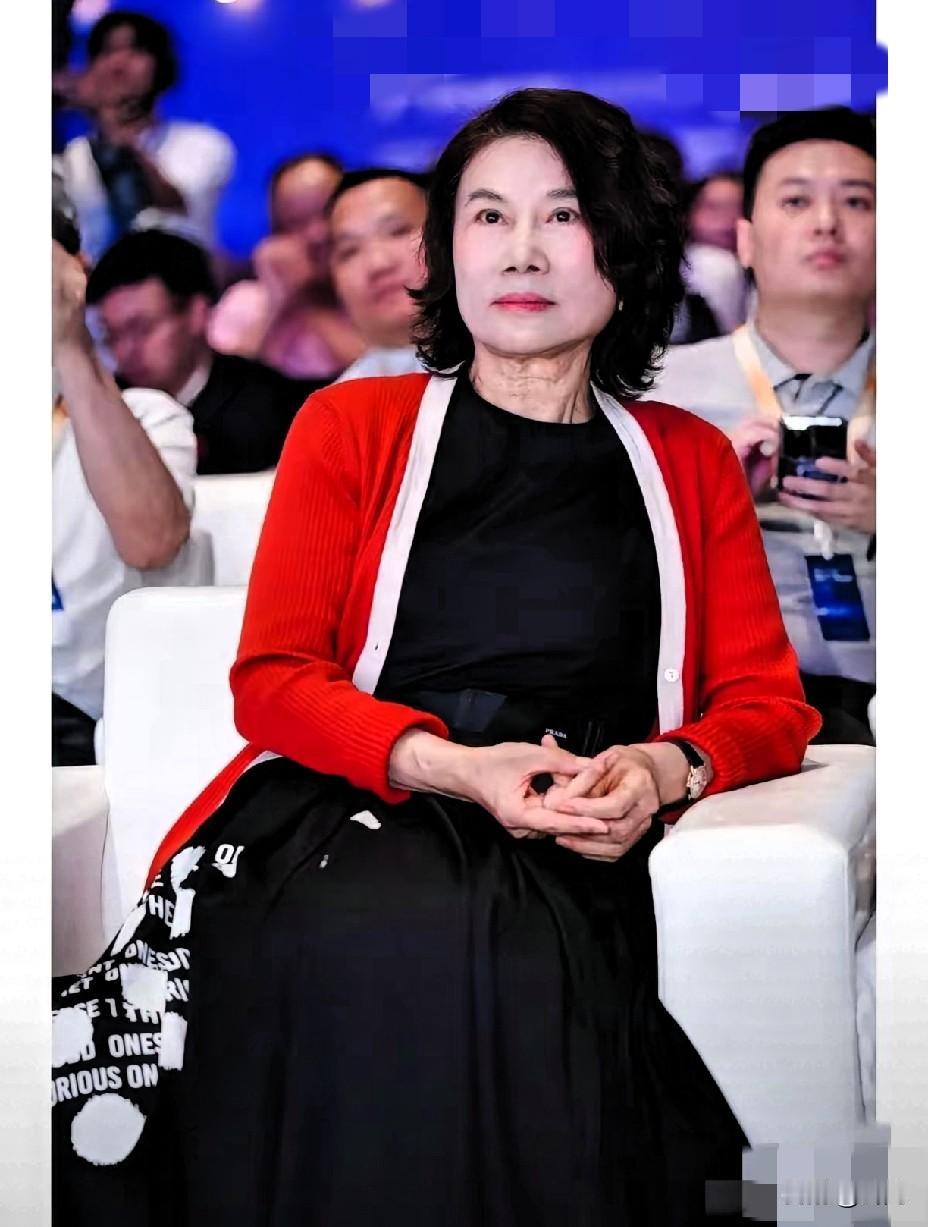 你知道为啥现在越来越多人宁愿多花点钱，

也要认准格力的空调吗？

就冲它还在老