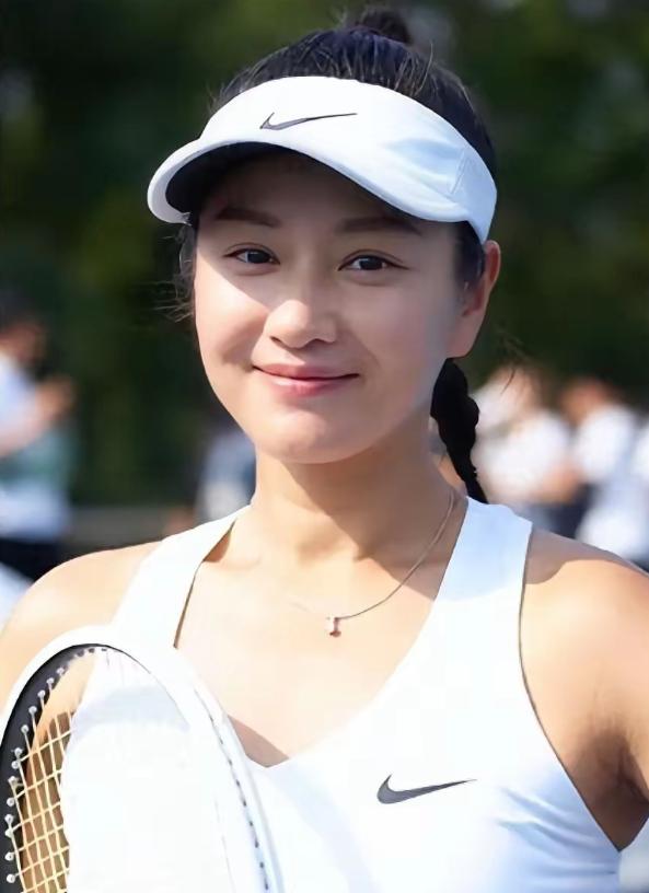 1998年，瞿颖拿出10万元在常德给哥哥买下三居室婚房。同一年，她在北京接广告、