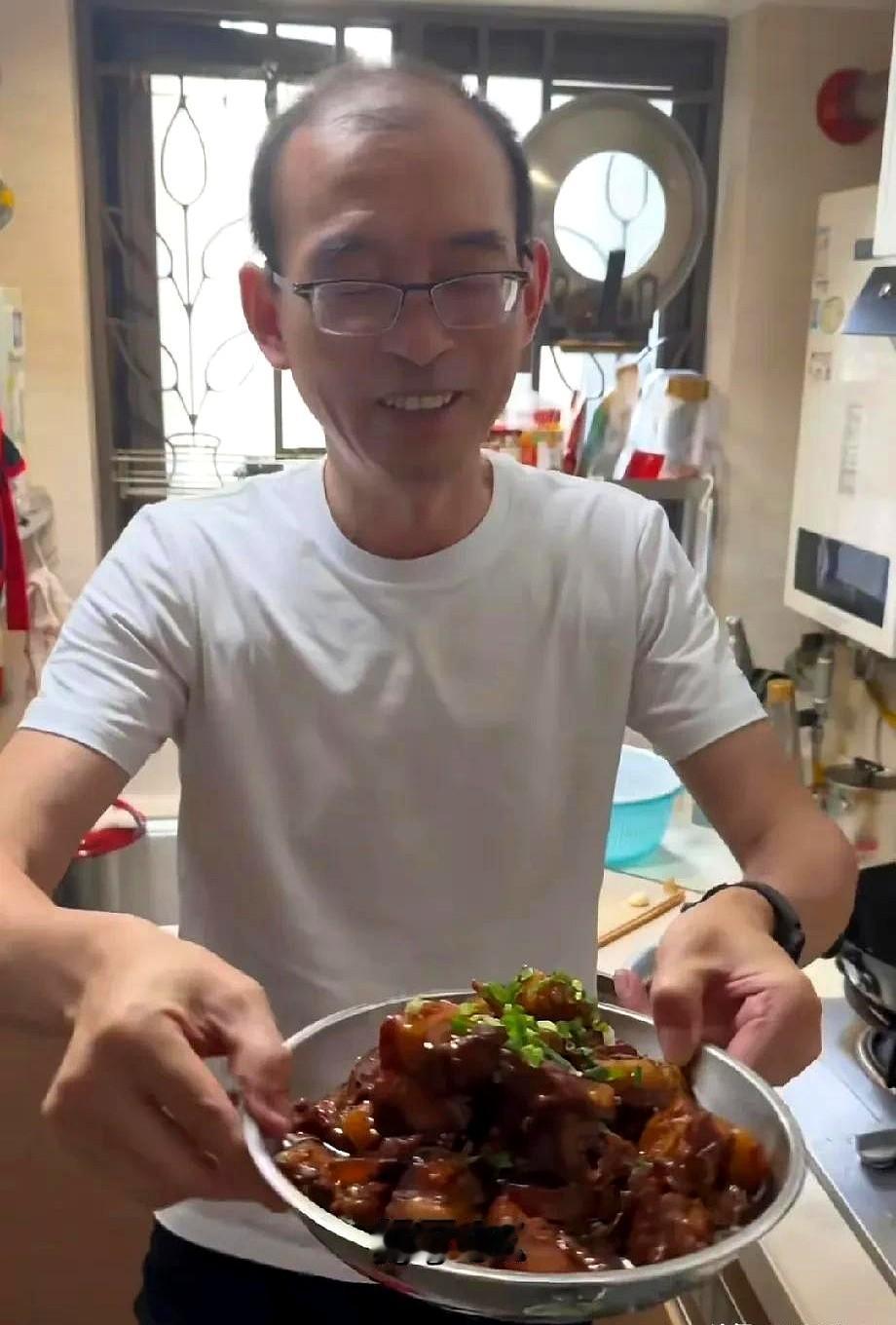 老谢亲自下厨，给浩男做红烧肉，网友说，看着像是在许健华家里做的？
看见老谢颠勺的