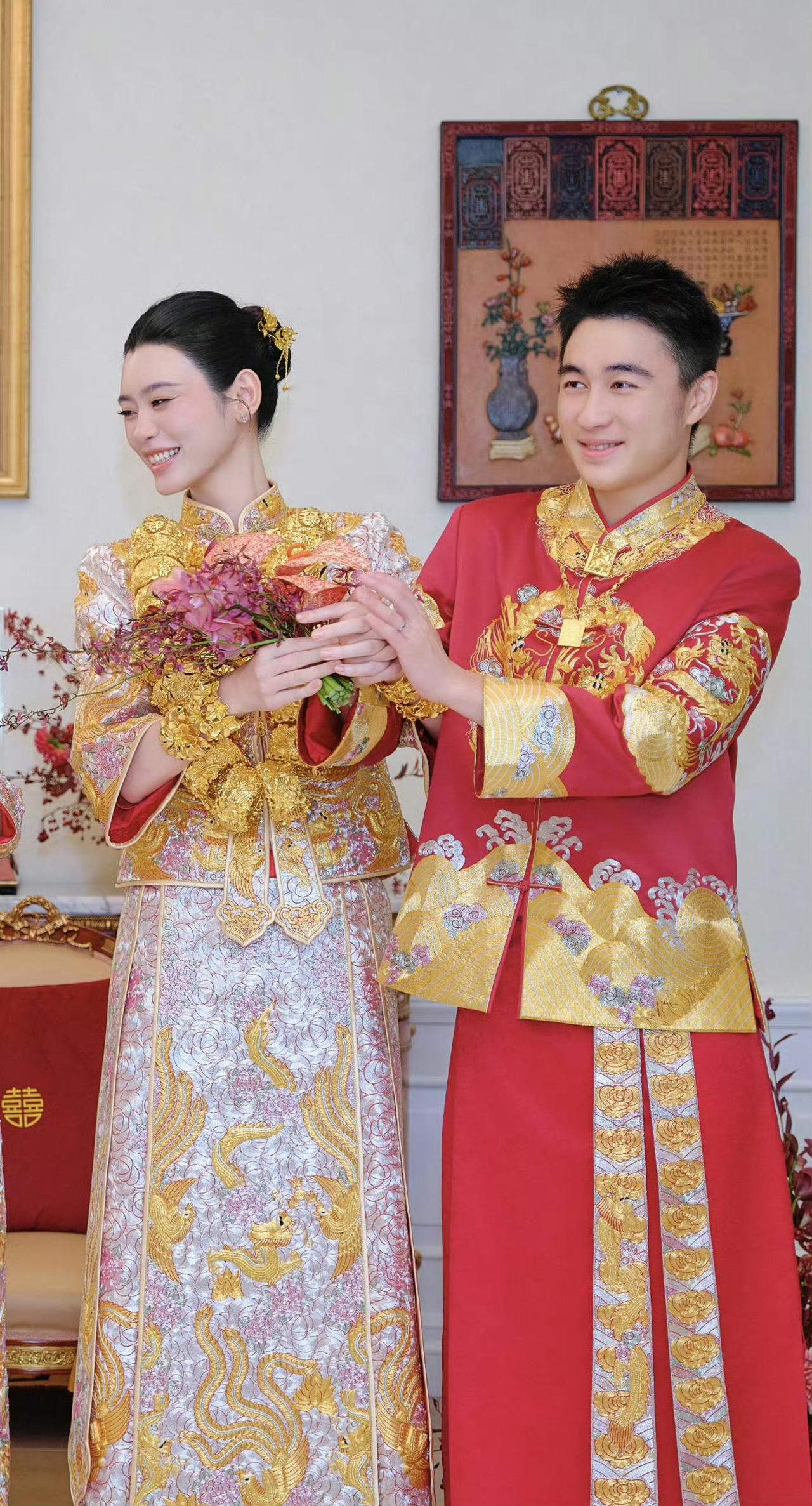 贫穷限制了我的想象，
着实没想到，
奚梦瑶的一场婚嫁敬茶礼，竟然是22只实心龙凤