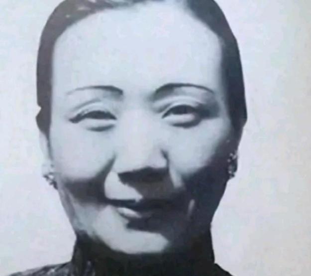 1879年，浙江巡抚谭钟麟喝多了，看府上丫鬟李氏身材婀娜，一时兴起抱回房，事后竟
