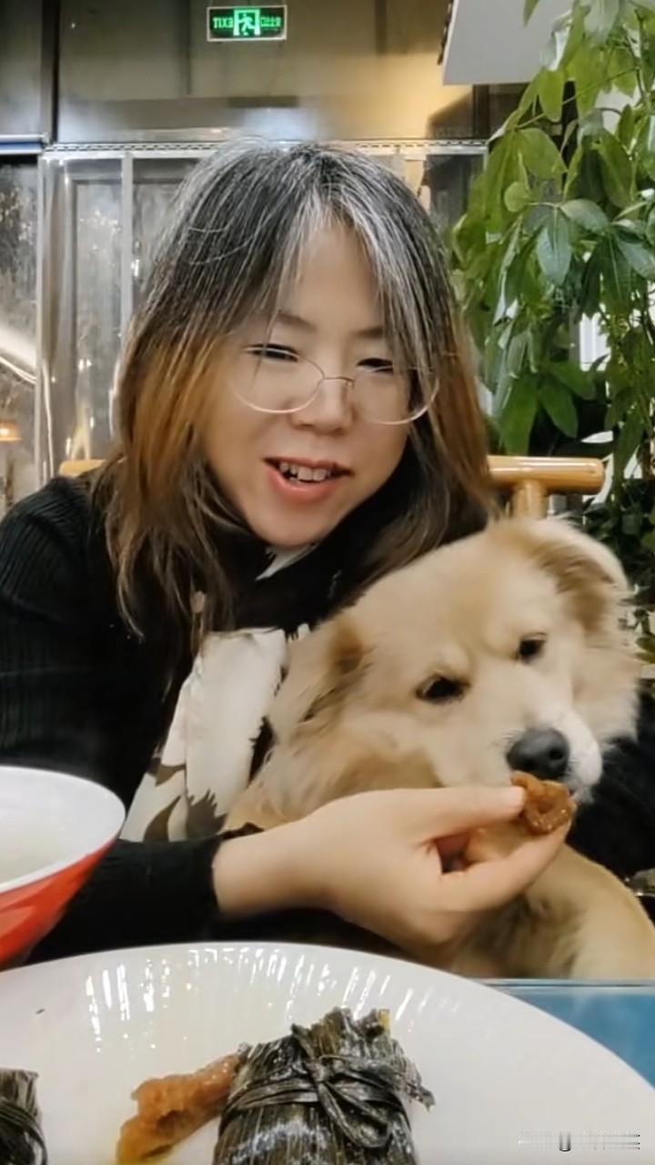 天呐！带狗吃涮肉、让狗舔盘子的女子，这不是她第一次带狗进饭店，从她个人主页的视频