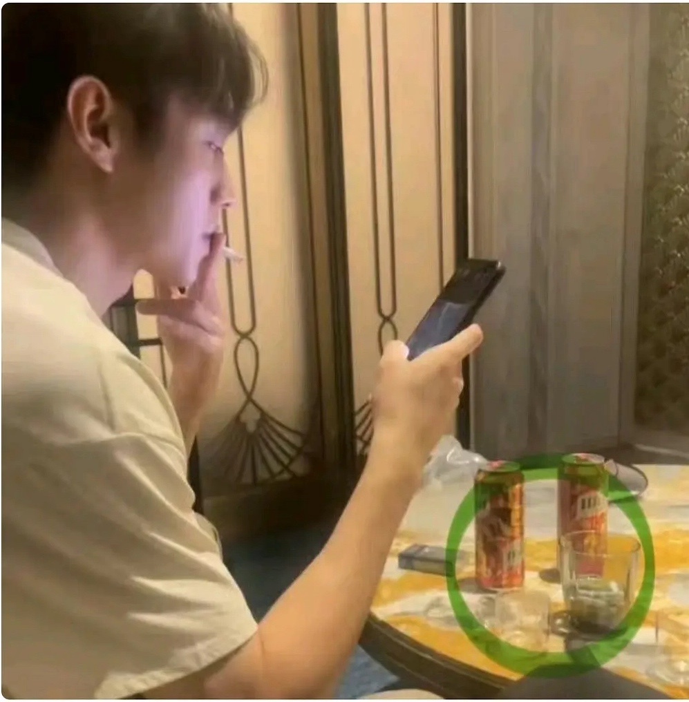 许凯恋情时间线许凯把酒店水杯当烟灰缸使，也每素质了[思考] ​​​