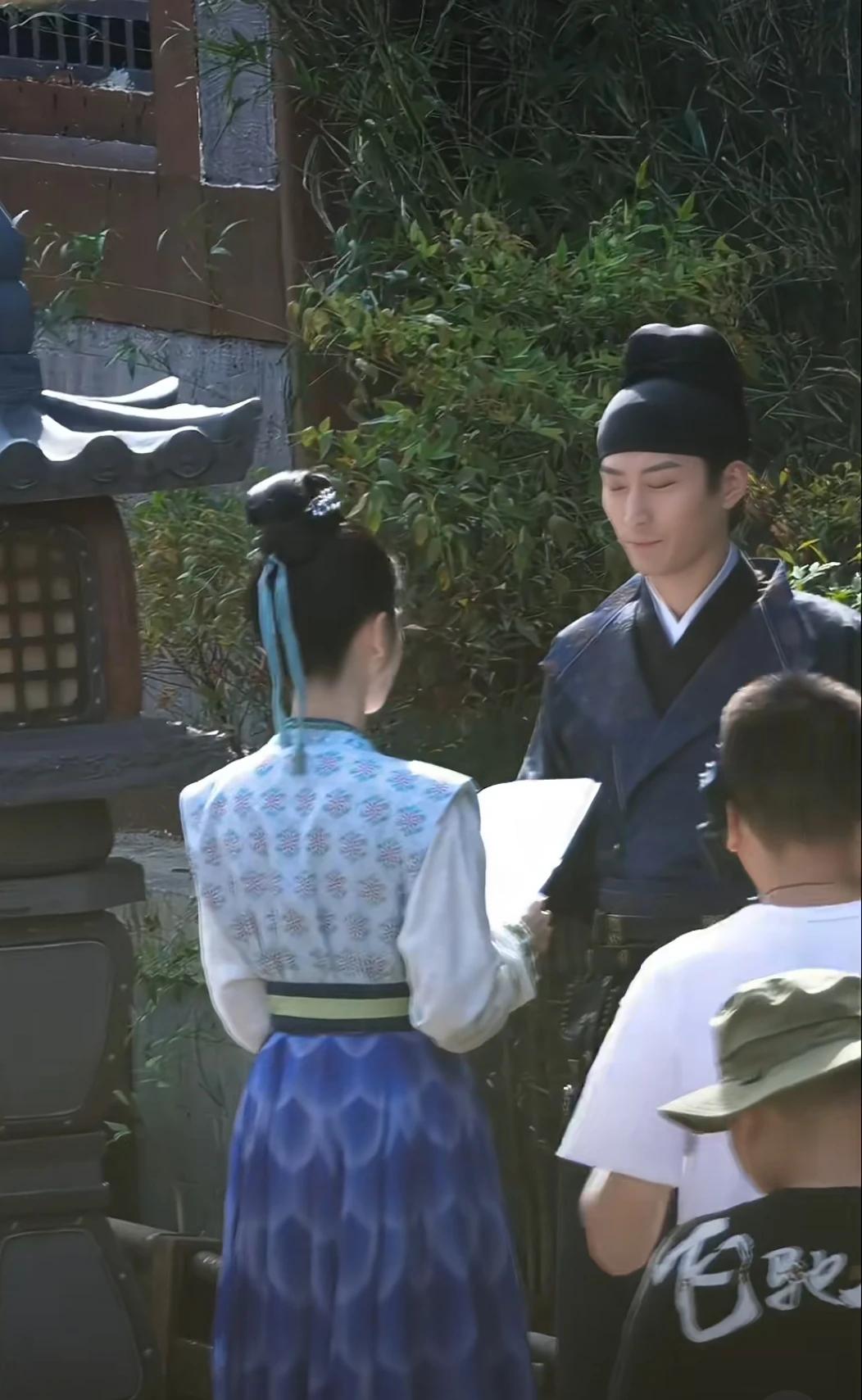 《掌心》路透看到了刘诗诗和窦骁
窦骁状态真好啊
他演技很有代入感
而且颜值演技身