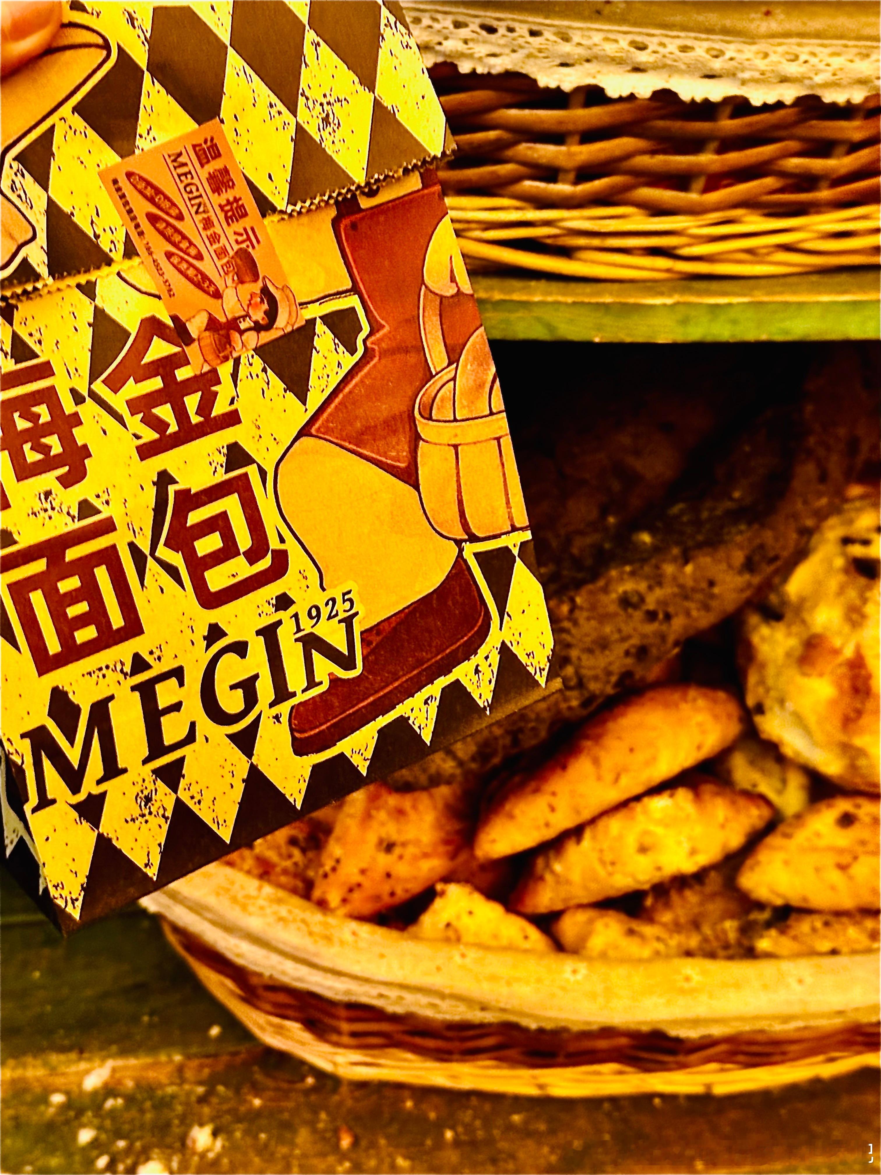 【】中央大街里蛮难找的一家店，本来是打算买回来当早餐吃，结果还没走出那个小巷子一