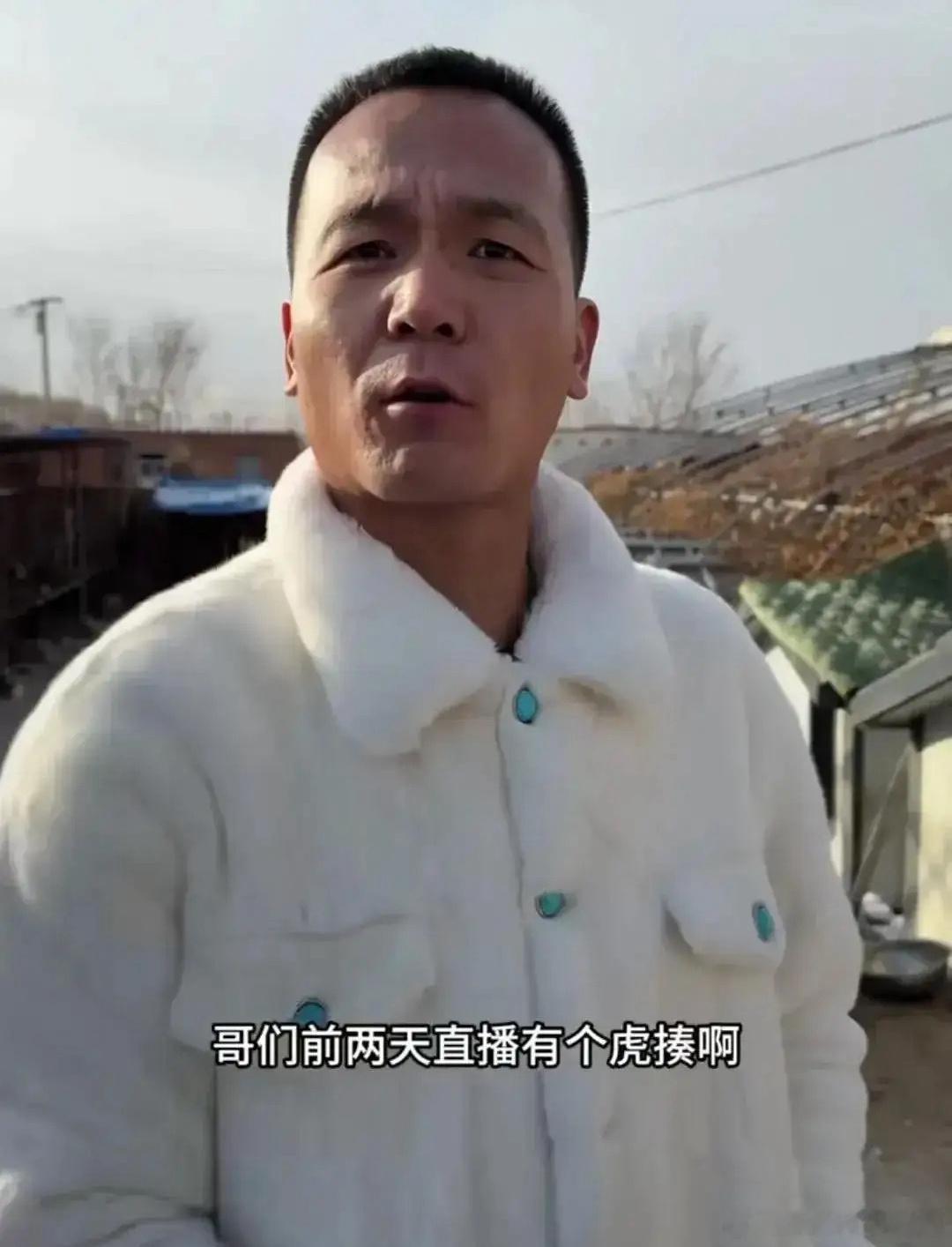 越扒越有，驯狗师潘宏有刑事犯罪记录。这两天，千万大网红潘宏因为给，网红狗艾特洗澡