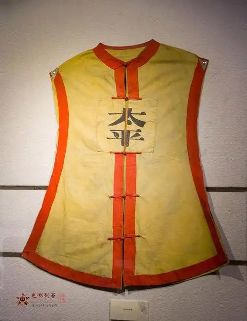 洪秀全穿了11年龙袍，直到200年后才发现，那竟是戏台上的戏服。这话一出来，就像