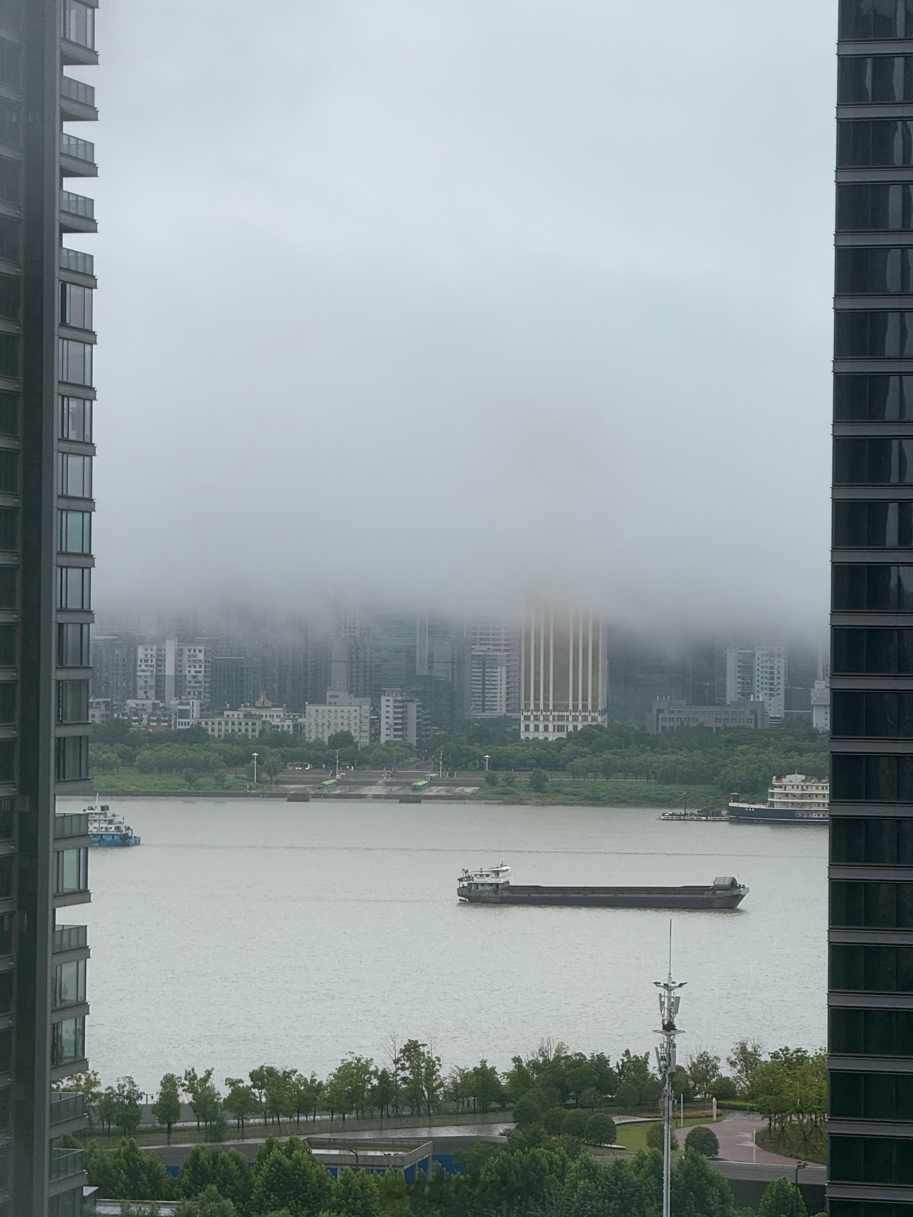 此时此刻的长江上空武汉暴雨  ​​​