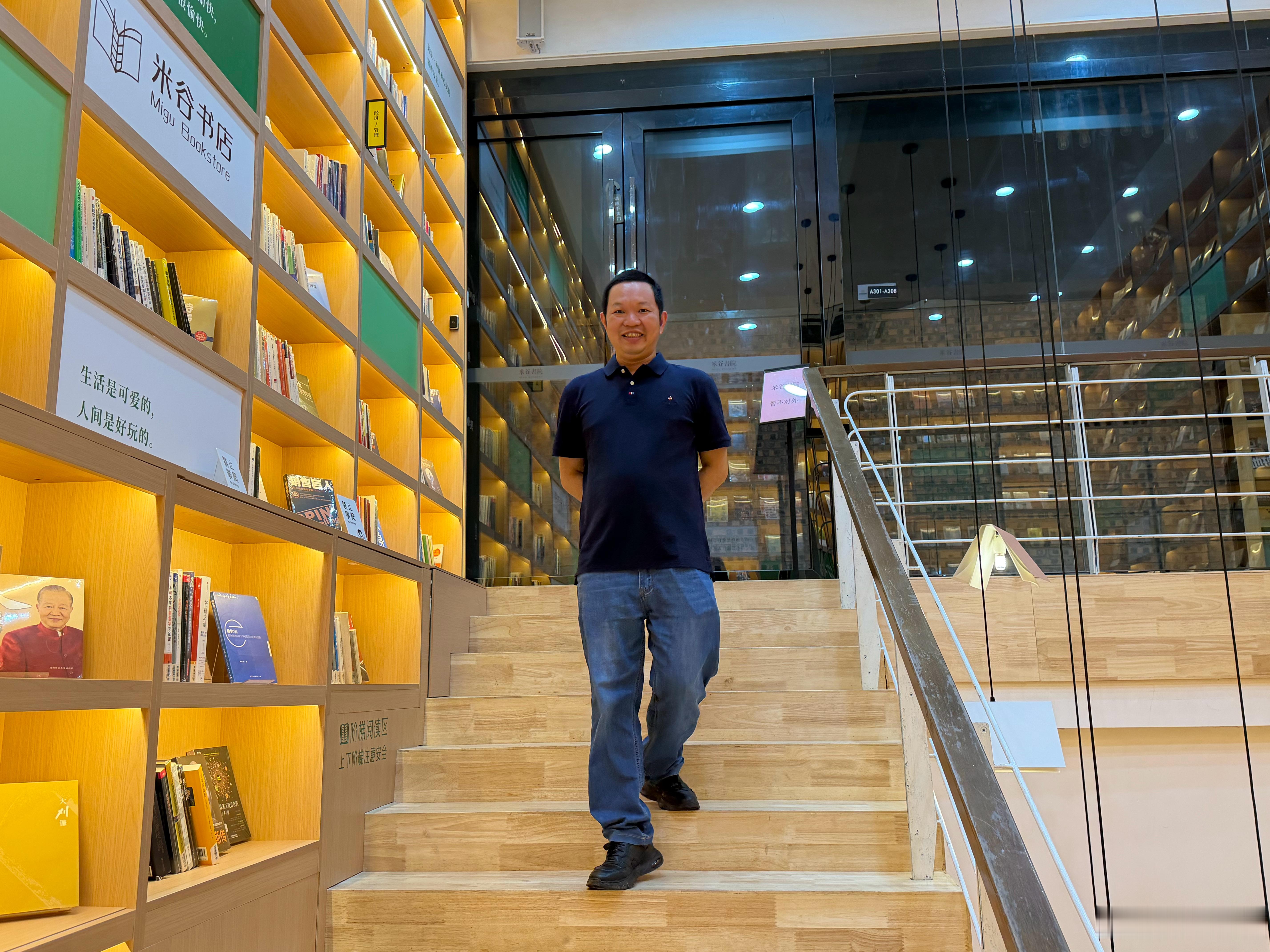 推开门，就像跌进了一个发光的书格子。在米谷书店，连台阶都是阅读区。看到那句“生活