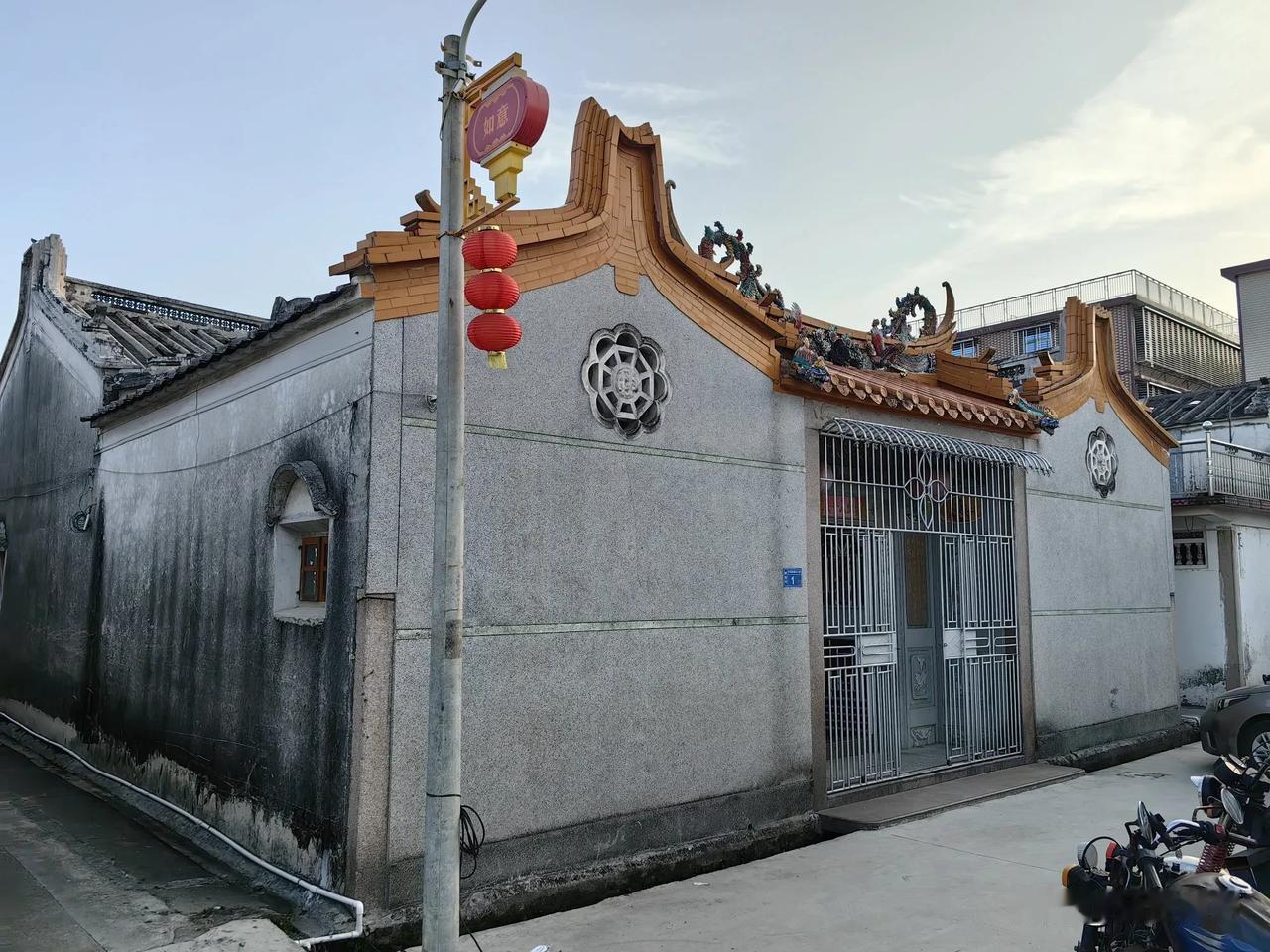 【临江仙·乡村观感】

文/扬言潮声

曾记溪桥回绕，巷陌稚子嬉追。月华如水映柴