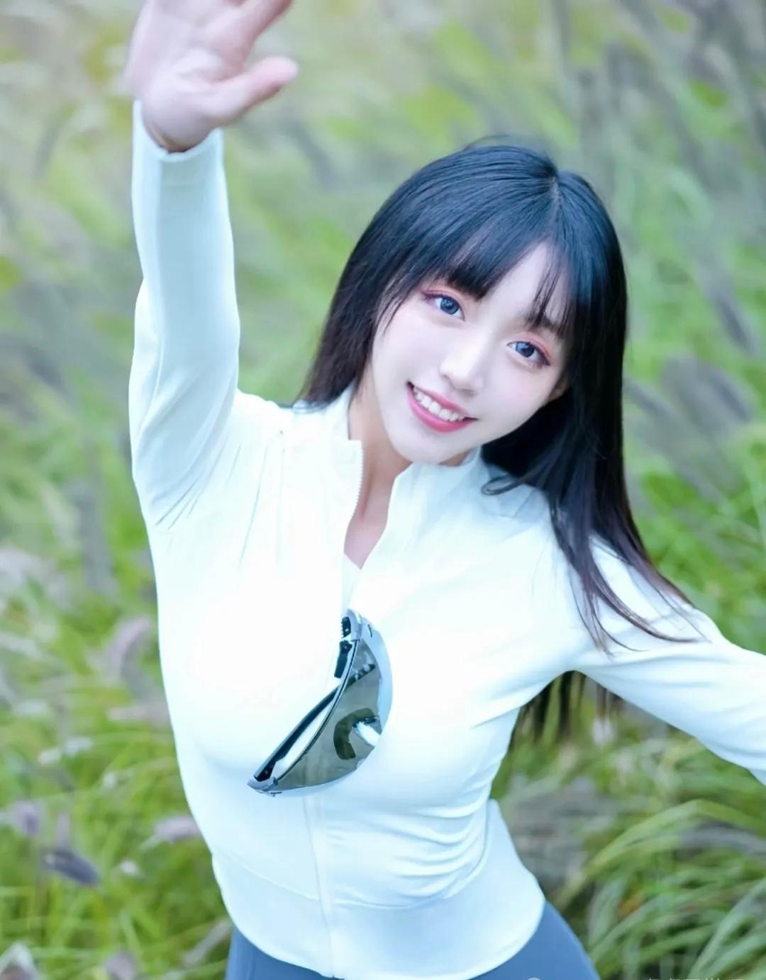 随拍[比心][送心]知性美女穿搭分享 跑步、骑行、徒步,你最喜欢哪种?通勤休闲女