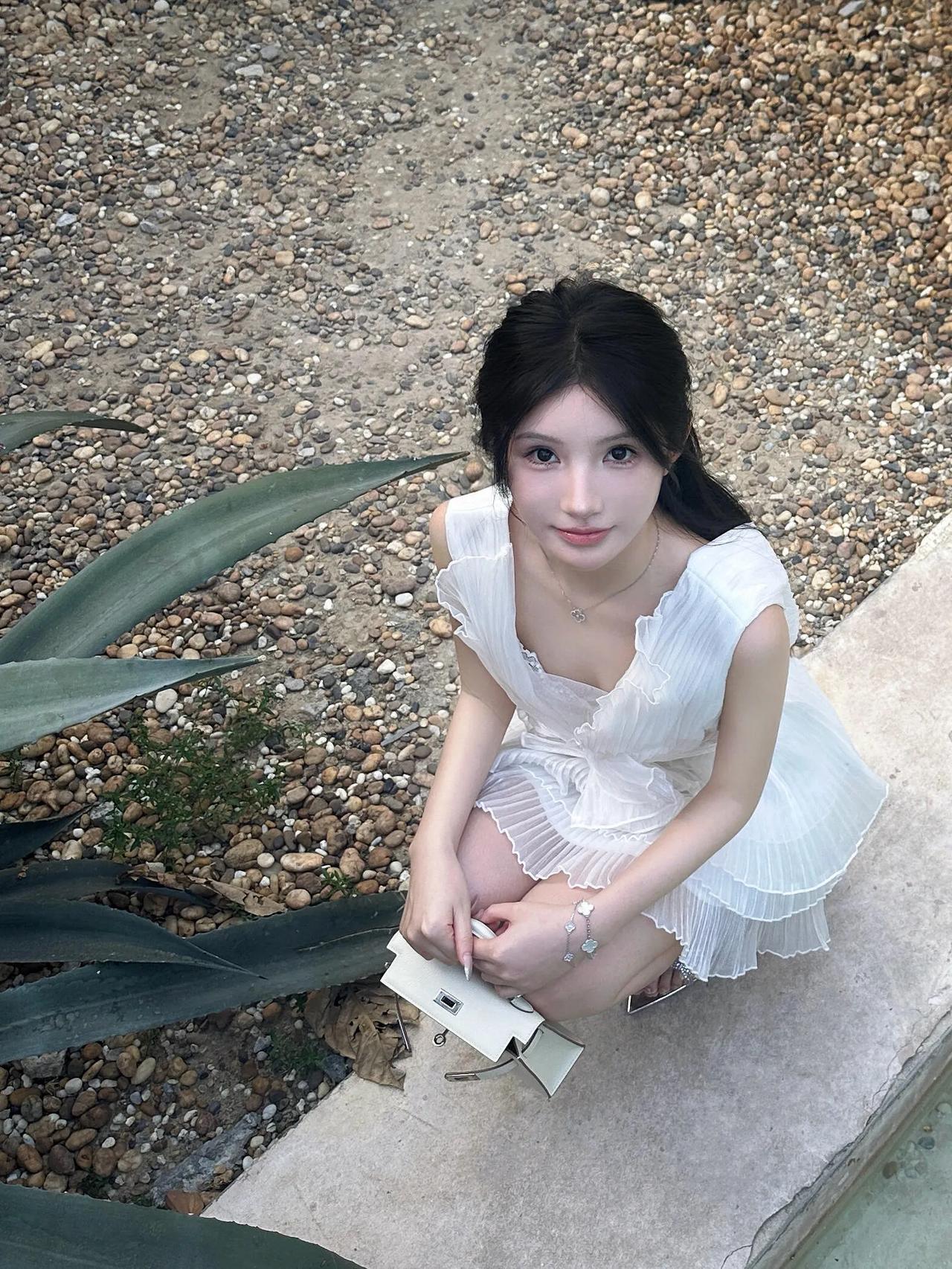 清新白裙少女，石子路旁静坐，时光静好。