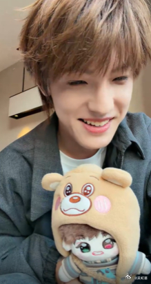 张泽禹突袭直播 谁能拒绝突然上线的张泽禹啊，突袭直播带来的快乐太直接，像听了一场