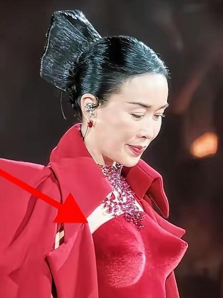 当“走个面儿”的客套与“交交心”的真挚交织在一起，就构成了娱乐圈独特且复杂的人际