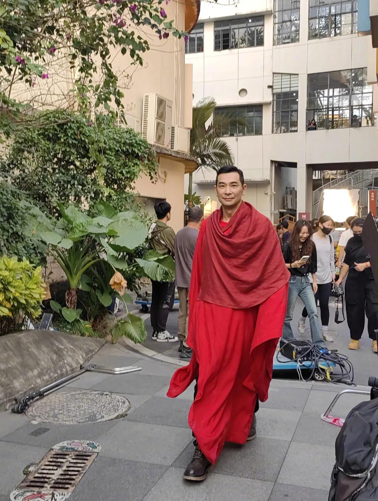 赵文卓收工照，身穿一袭红袍冲着镜头搞怪，和平时正气凛然的形象差别好大，反差萌啊！