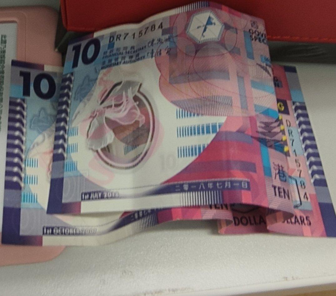 我冲一个人笑了一下然后他说谢谢然后给了我20块。 