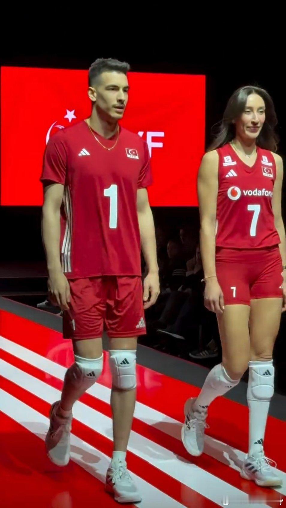 古尔布兹&巴拉丁，身穿新一季土耳其男女排国家队战袍走show展示。女排女排欧冠