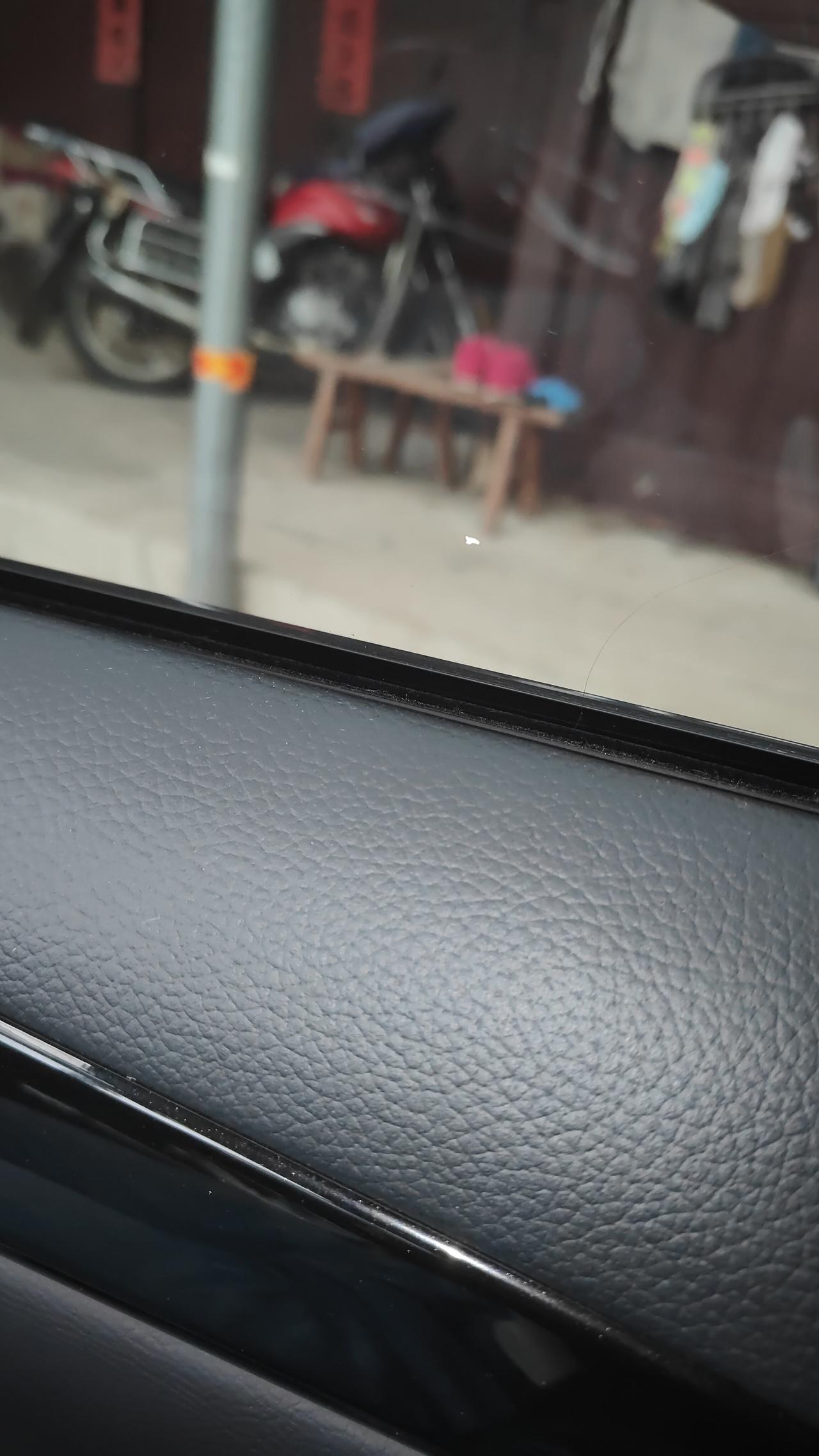 天啦！才两年的新车…
今天一看贴的车膜破洞了
这可怎么办啊！