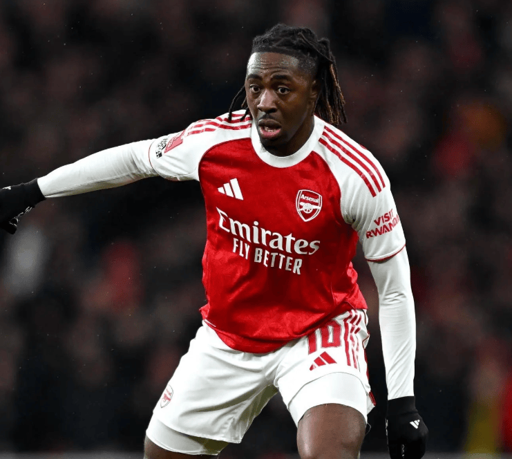 埃泽本场送出2次助攻，3夺回球权1过人，对抗11胜5