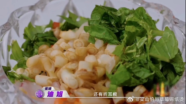 何浩楠听见新疆菜就激动天才厨人何浩楠听到新疆大厨要做羊肉套餐，眼睛一下就亮了，过