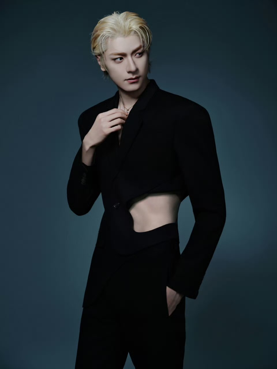 林一顶级魅魔林一林一深v小蛮腰这套深v西装太魅了吧，金发林一限时返场中～ 