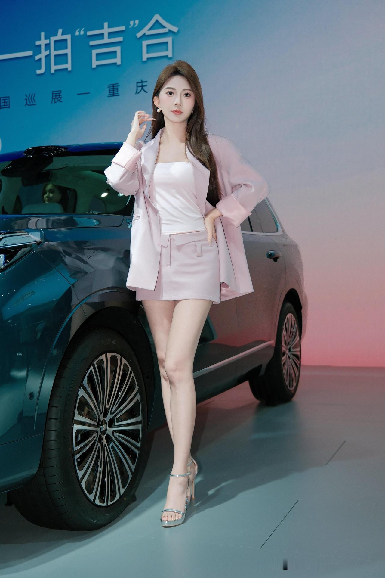 元气少女与时尚车模的完美结合，尽显青春活力！💖🚗💃车模美女 大长腿 漂亮小