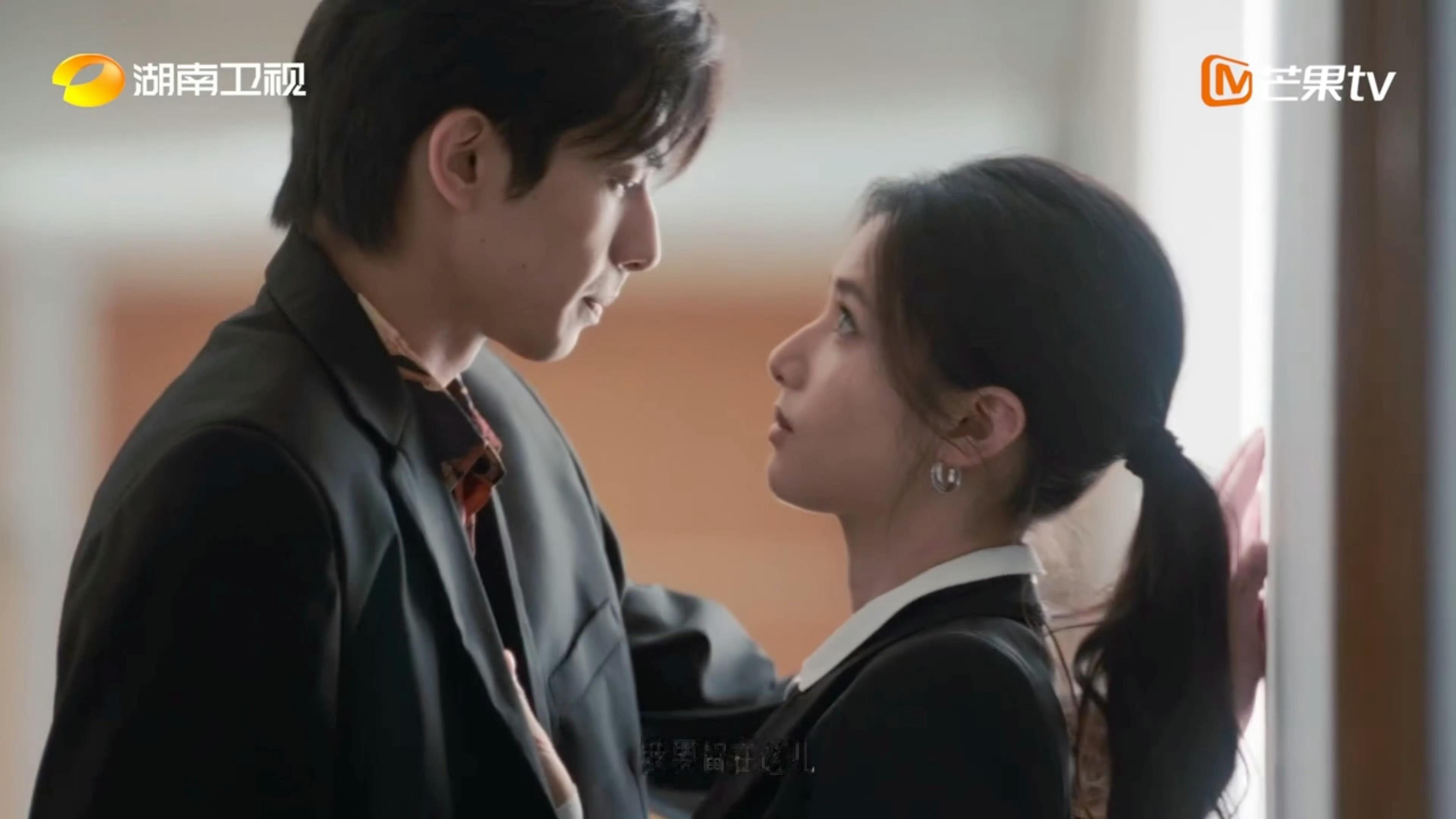 宋威龙张婧仪扯领带壁咚张婧仪扯宋威龙领带这下哥妹夯之美味 
