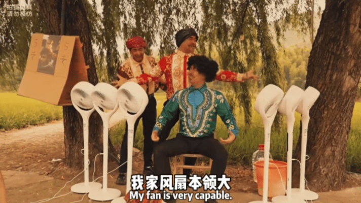 豪哥哥今年夏天爆热的视频 刷豪哥哥那支印度烫头视频，窝在床上笑到浑身冒汗，再笑下