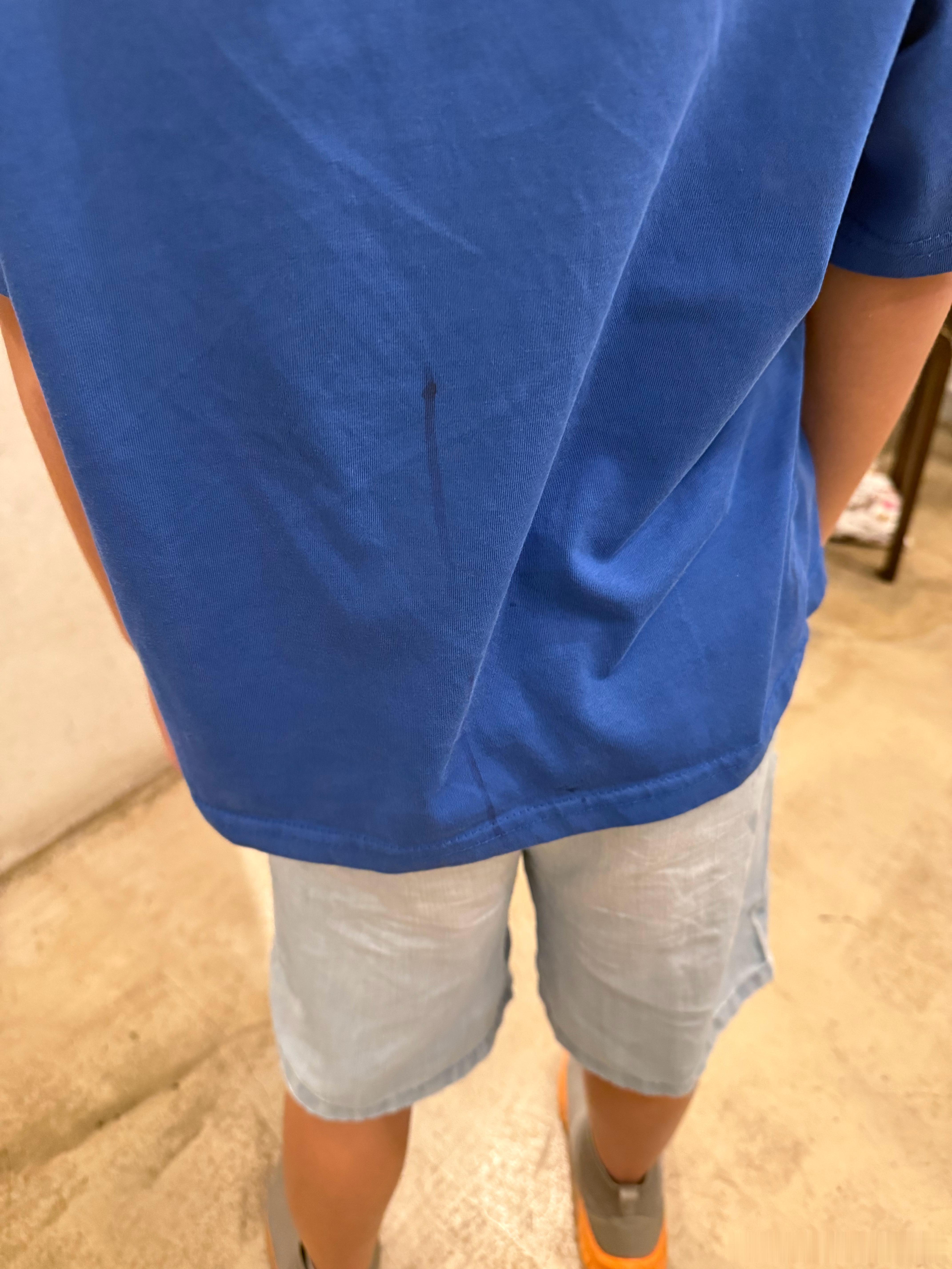 达哥背后这一长道记号笔，一看就是出自、国际艺术大师蜜蜜的手笔。  ​​​