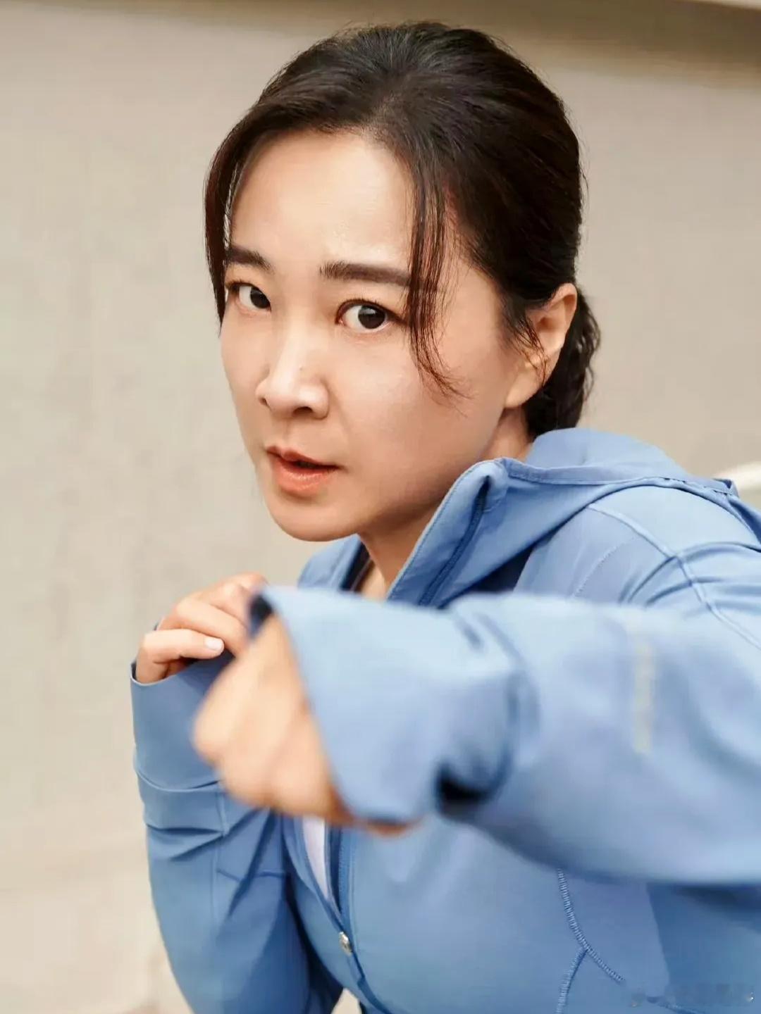 贾玲太优秀了，Lululemon才宣布贾玲为新品牌大使，宣传照她精神饱满，脸上还