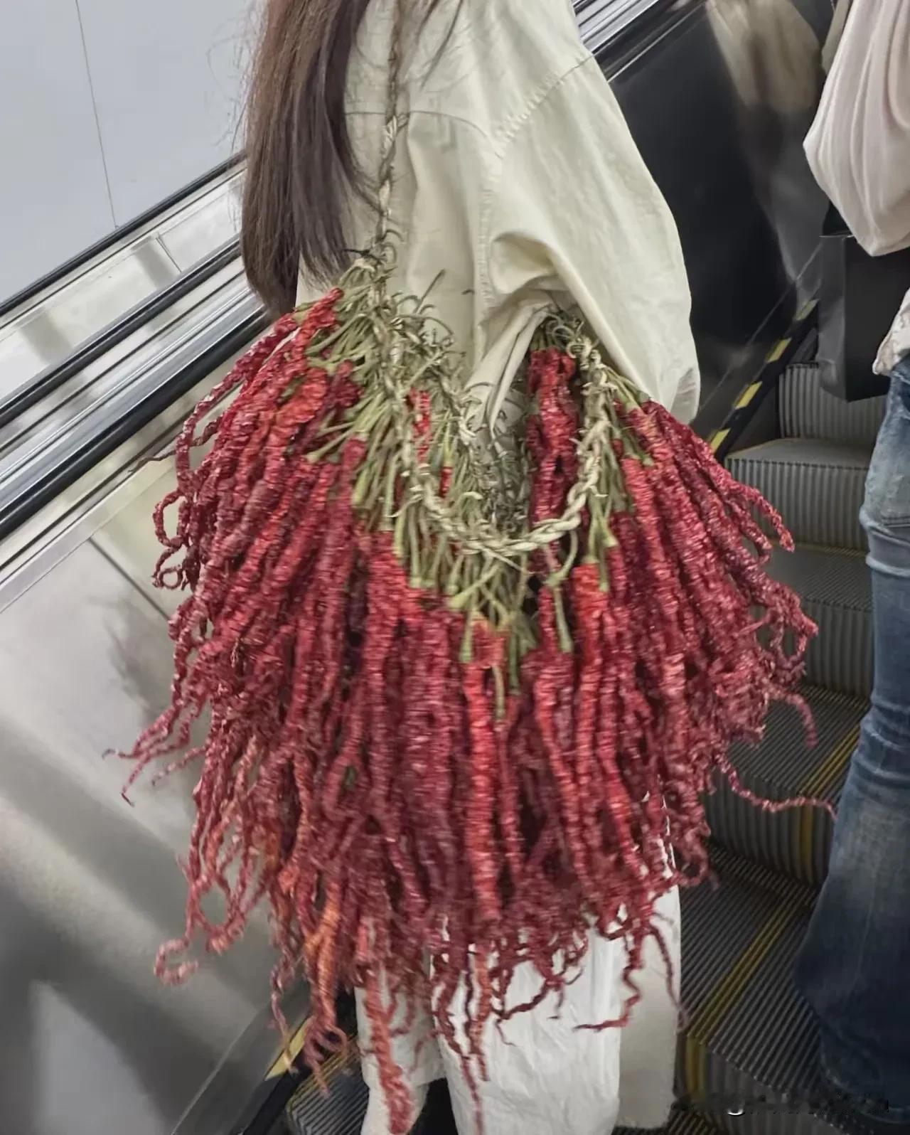这辣妹子，远远的一抹红太吸睛了！回头率直接拉满。

谁要是把她娶回家，小日子过得