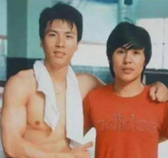1990年，甄子丹的恩师赵长军在坐出租车时，被三个小混混打断一条胳膊，住进了医院