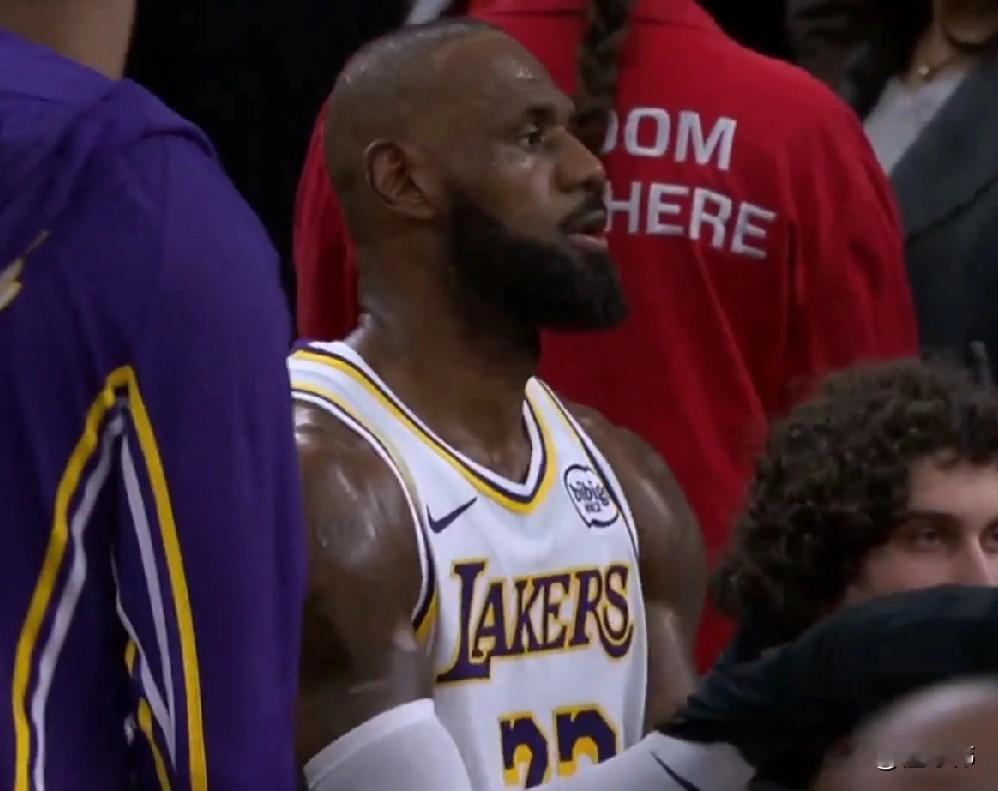 泰伦卢谈詹姆斯：

“这场比赛。”

“勒布朗是湖人表现最好的球员。”

“他倾