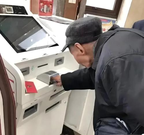 银行败诉！北京，一大爷在自助取款机取了500元，去超市购物发现有两张是假币，大爷