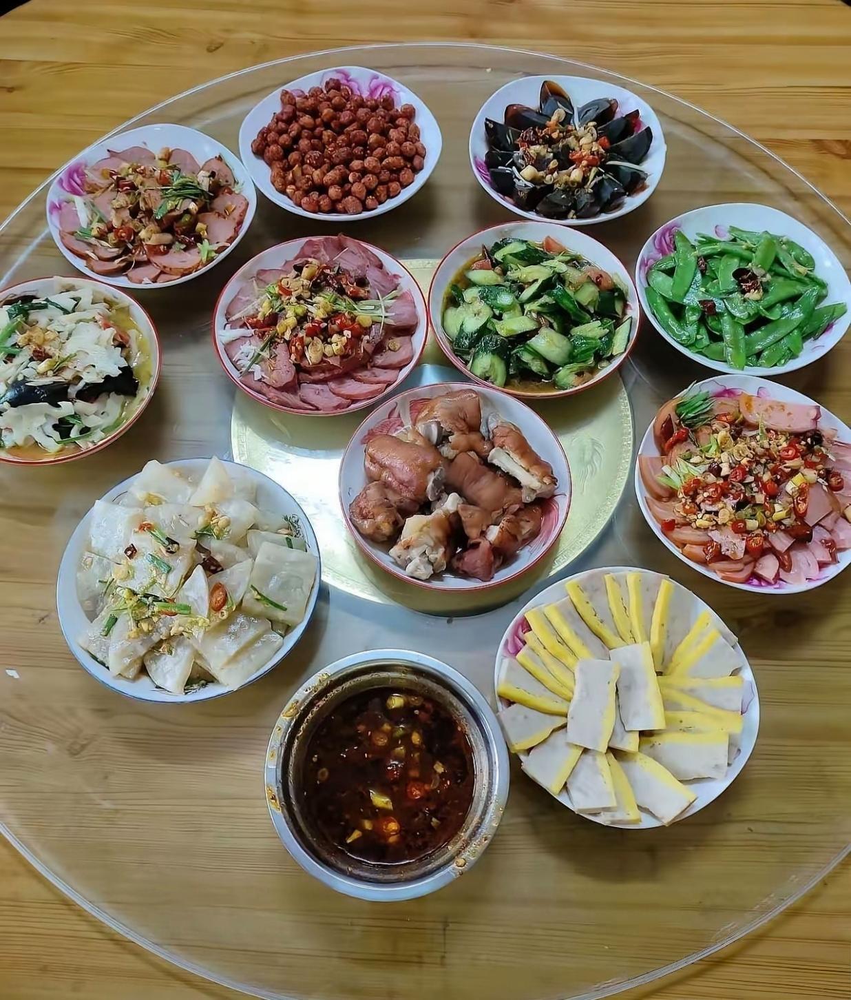 一顿饭100都不到，
这样待客是不是太寒酸了？