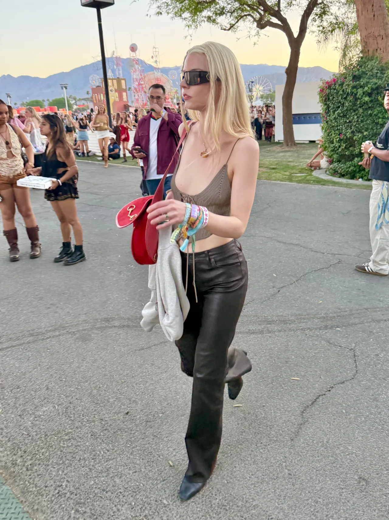 科切拉音乐节 Anya Taylor-Joy在Coachella音乐节第二天的造