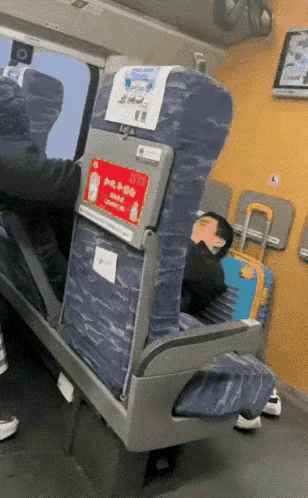 遇到这种情况怎么办
可以直接上手吗
叫乘务员管用吗