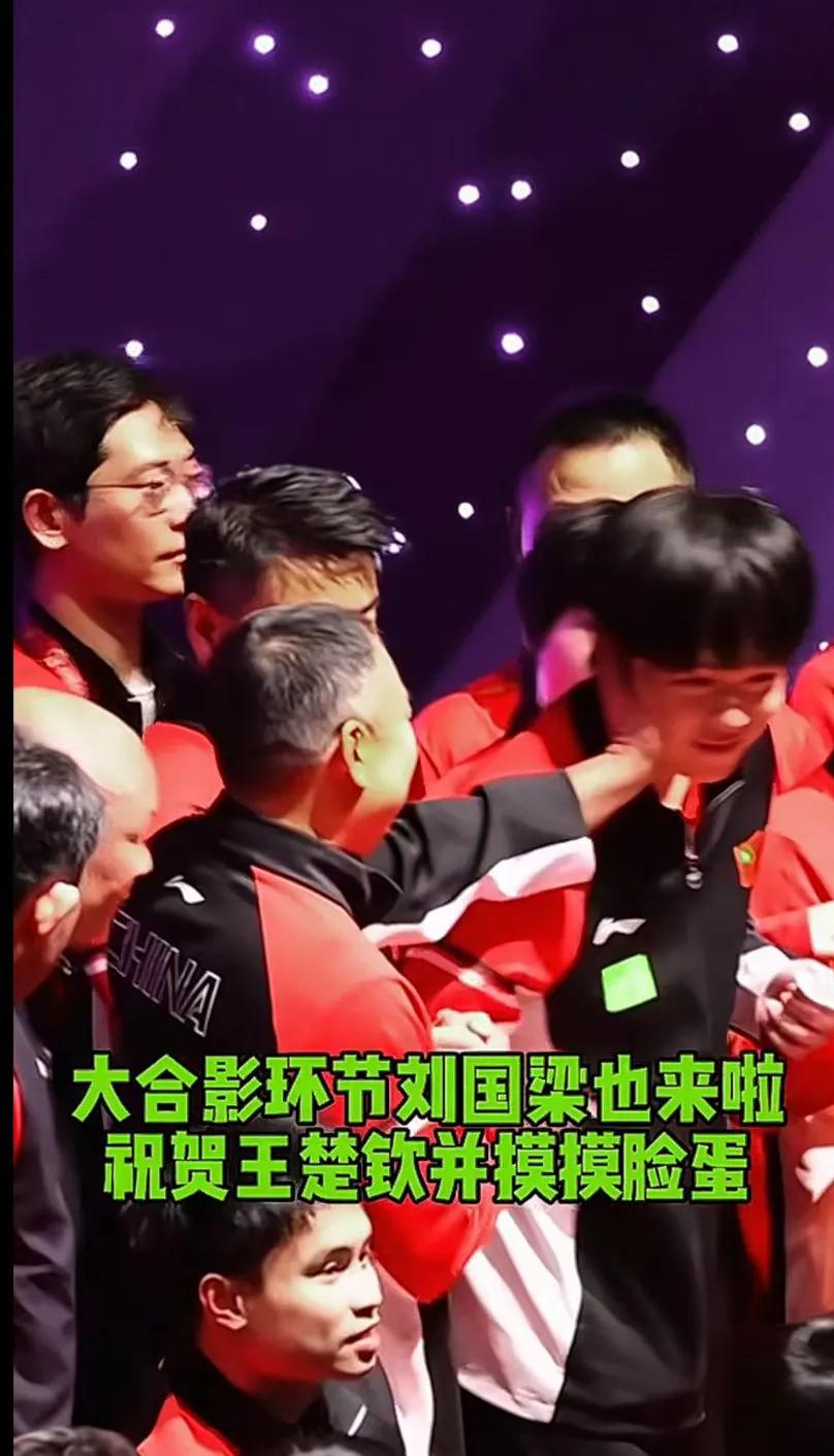 你们说，王楚钦的妈妈，看着刘国梁和王皓这么多人，都宠爱自己的儿子，有啥想法呀[捂