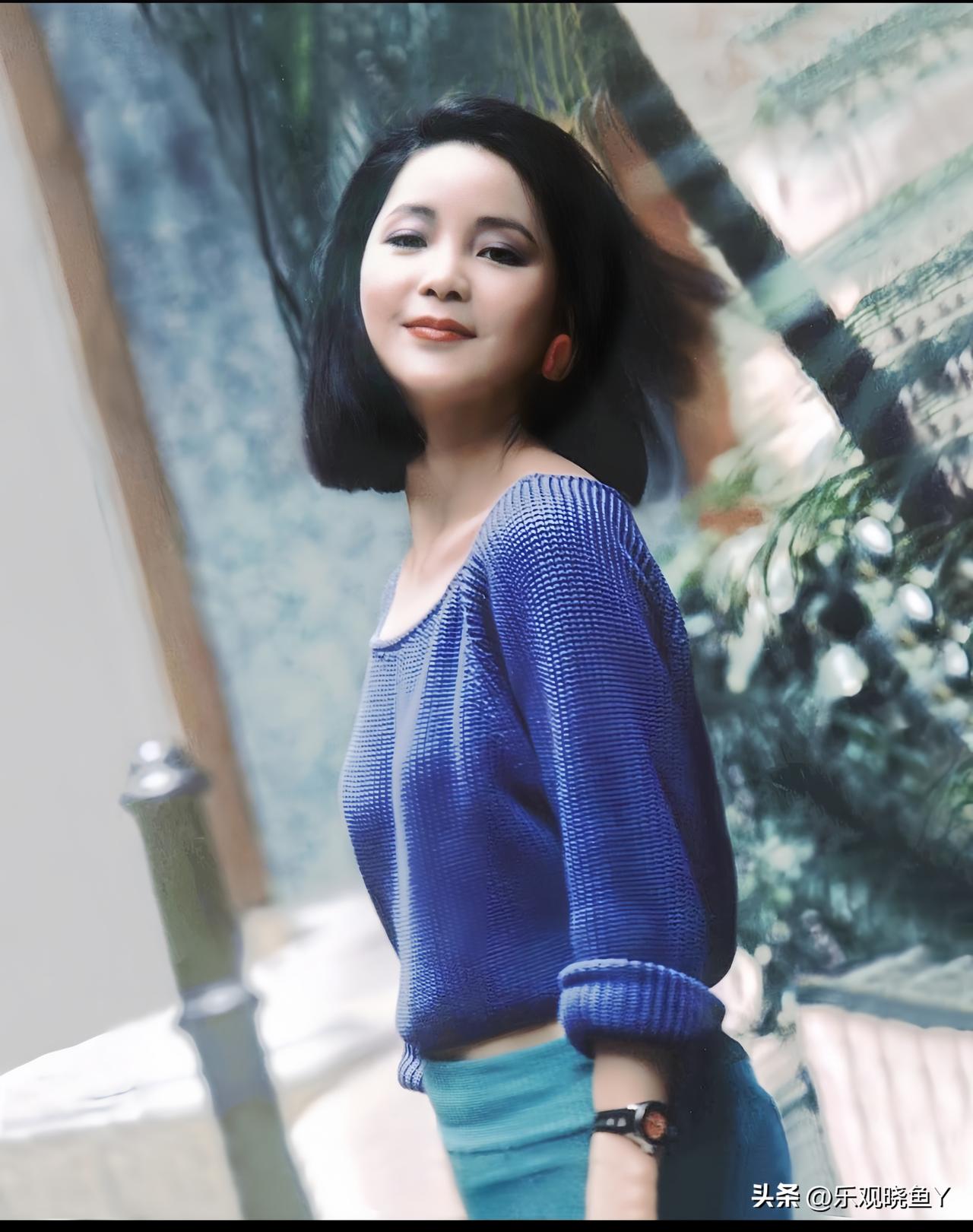 这是1985年邓丽君在香港的一张留影。当时邓丽君32岁，正处于气质与状态的双重巅