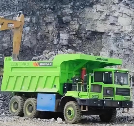 为什么大型矿山都换成电动卡车了？因为一次90吨来回拉货，结果忙活了一天最后只消耗