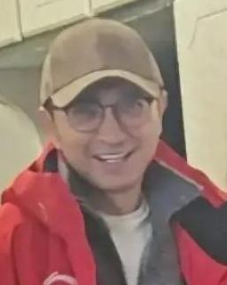 2026年央视春晚结束后，尼格买提于大年初三独自飞回新疆乌鲁木齐老家过年。
他一