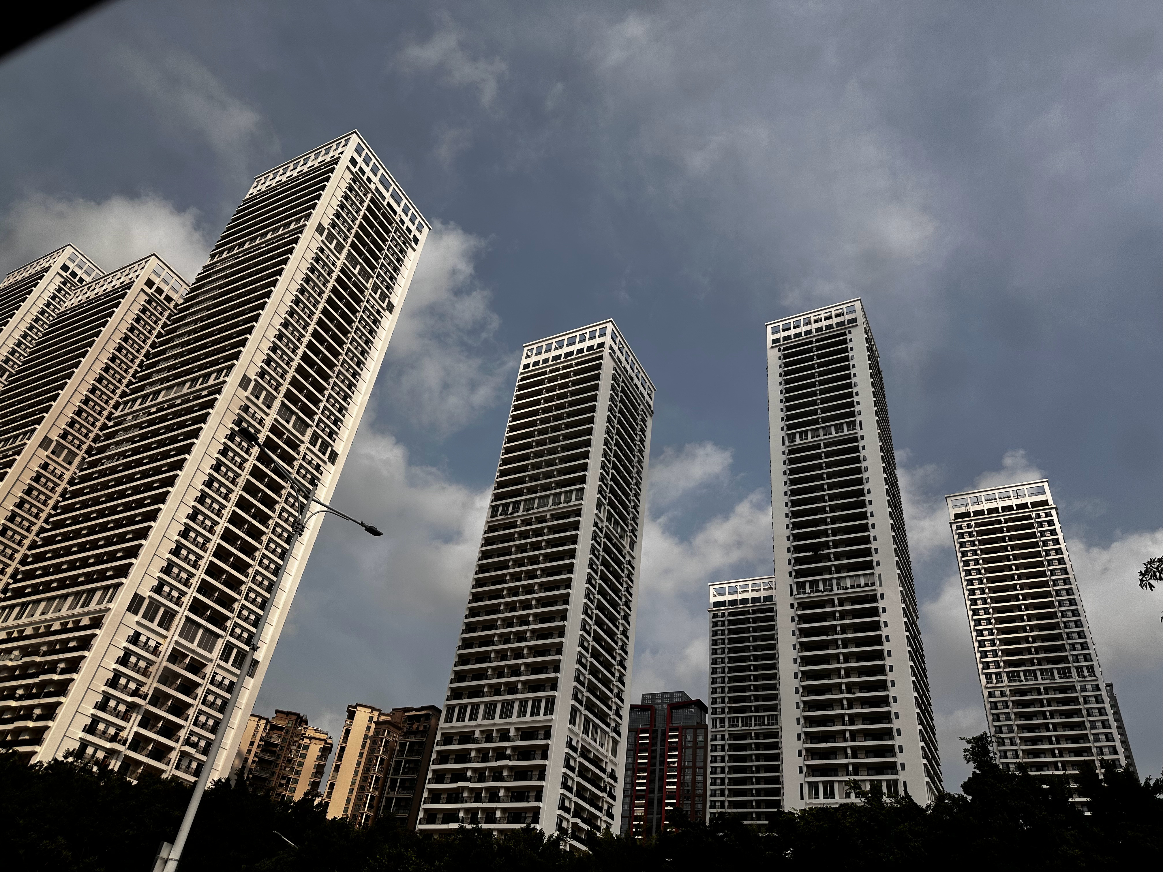 新安地铁站附近这个楼盘，真的能忍，盖了多少年了 