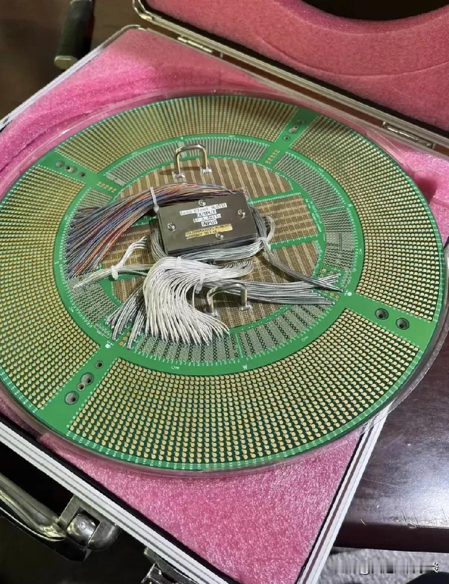 圆晶探针台，半导体界的“体检医生”

 想象一下，每个半导体芯片就像一个小宝宝，