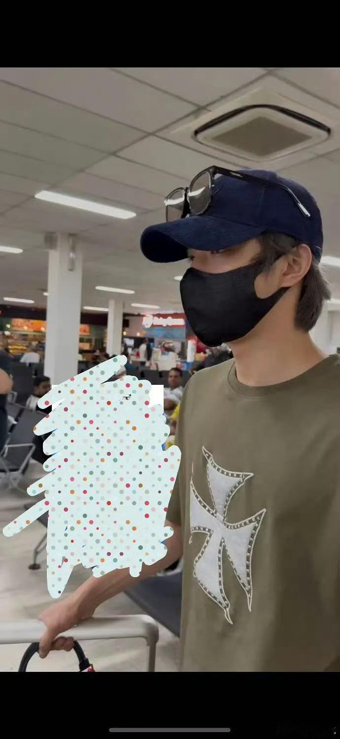 刘耀文衣服换回来了刘耀文把衣服换面了 ！ ​​​