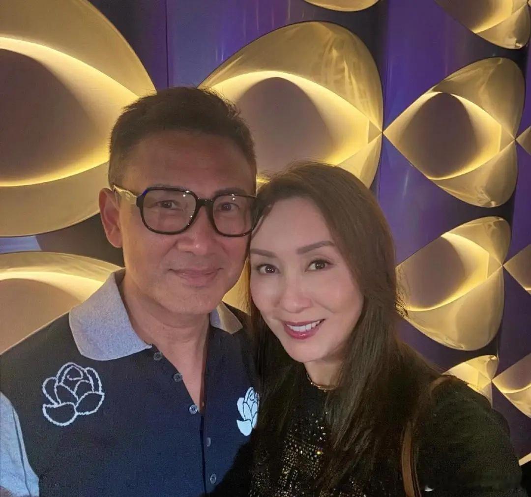 香港艺人郭可盈晒出与老公林文龙逛街约会合照，纪念两人在一起拍拖31周年。她依偎在