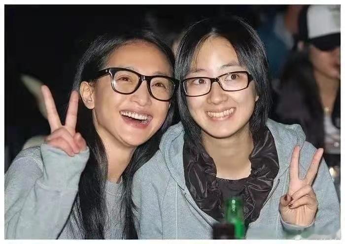 周迅·桂纶镁早年同框！素颜黑框眼镜满是青春感！ ​​​